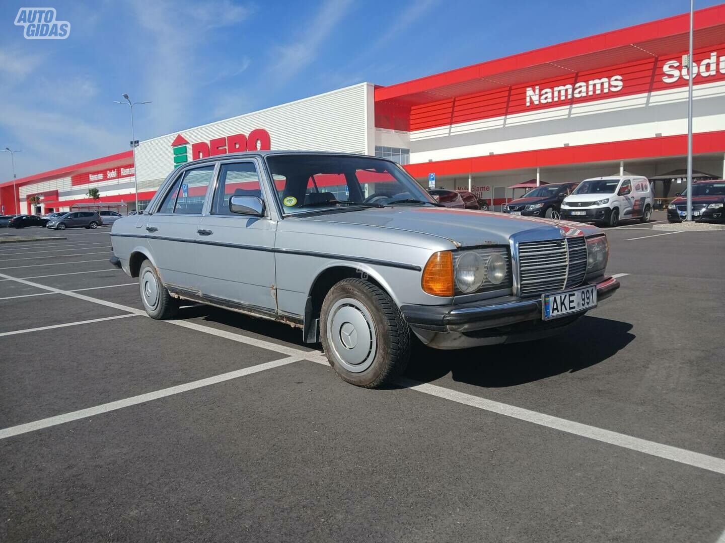 Mercedes-Benz 200 1981 г Седан