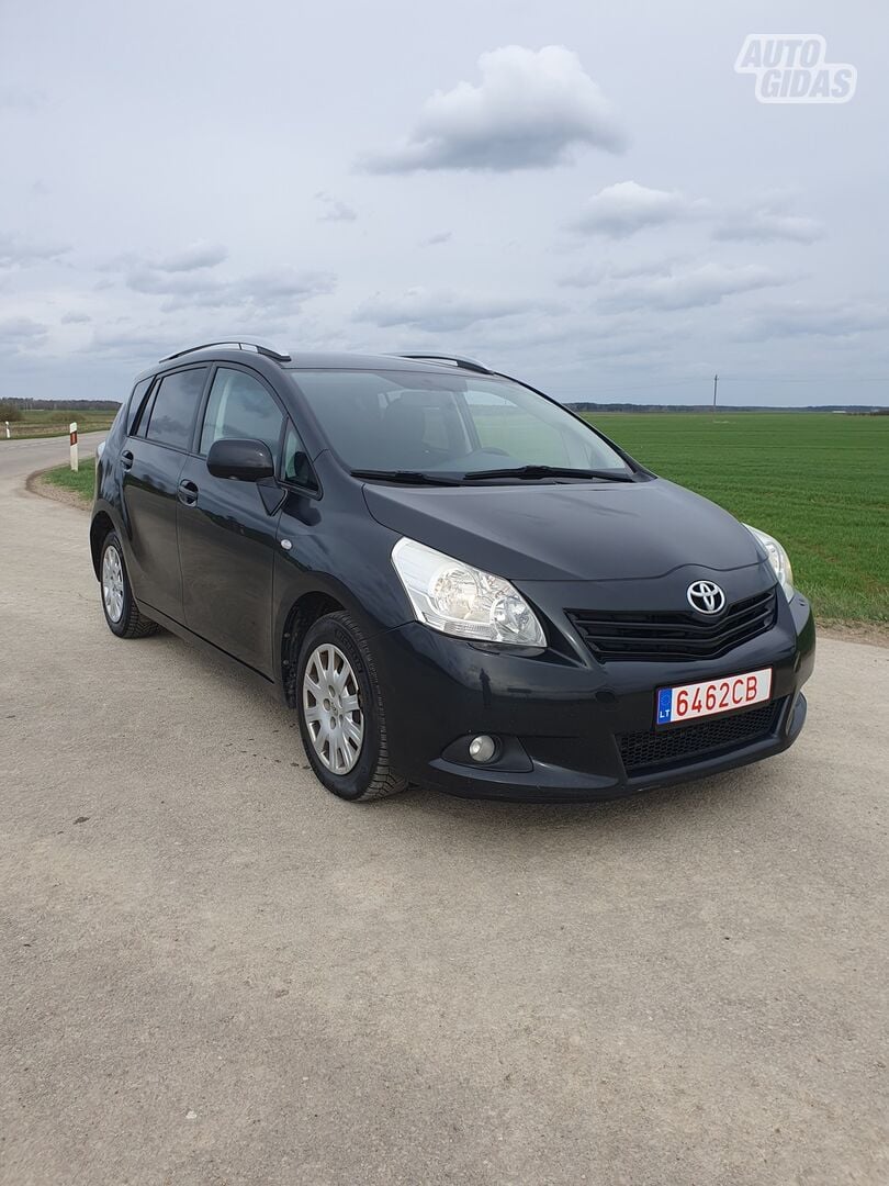 Toyota Verso 2009 г Минивэн