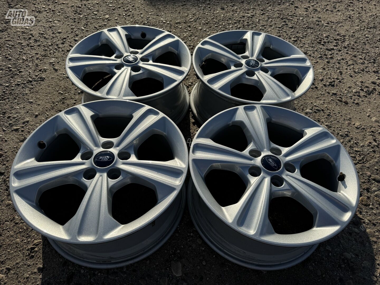 Ford Siunciam, 7,5J ET52 light alloy R17 rims