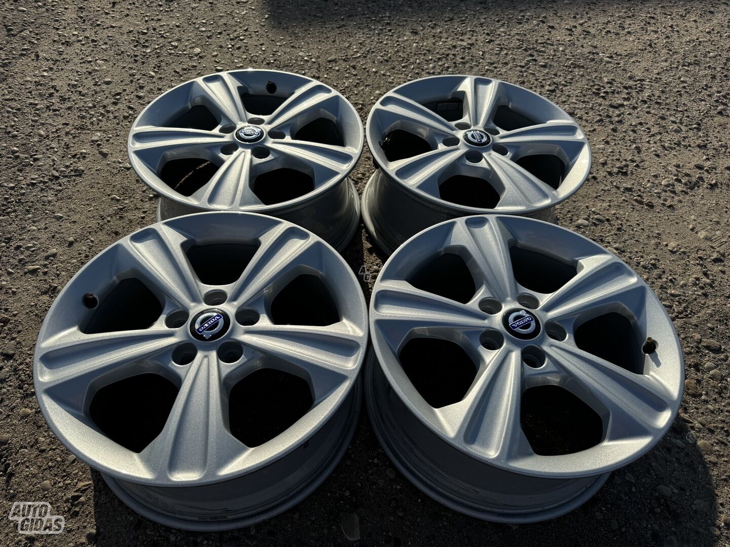 Volvo Siunciam, 7,5J ET52 light alloy R17 rims