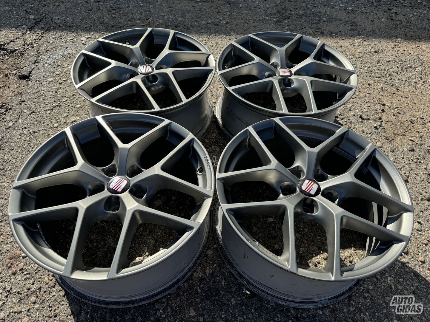 Seat Siunciam, 8J ET37 light alloy R18 rims