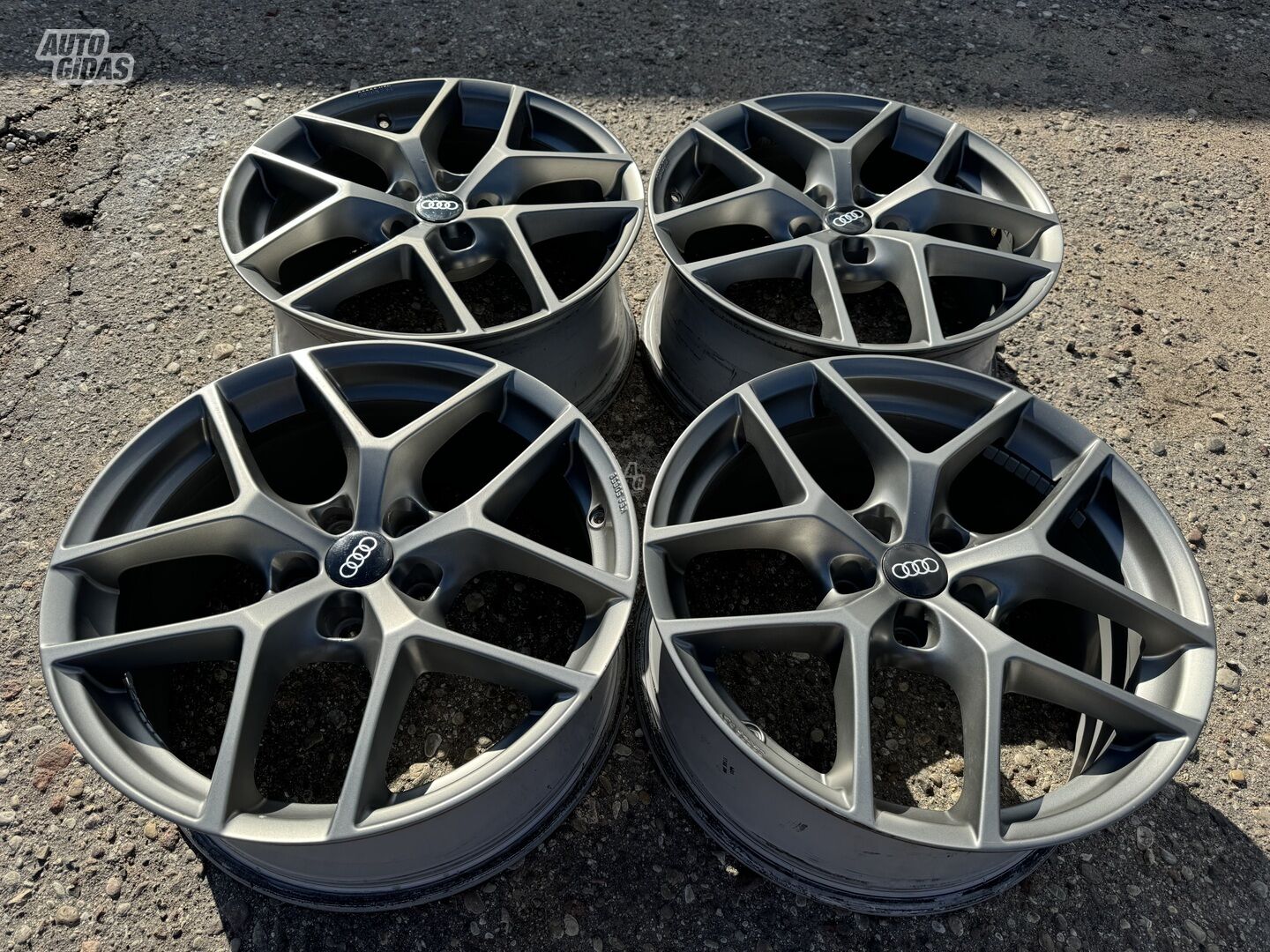 Audi Siunciam, 8J ET37 light alloy R18 rims