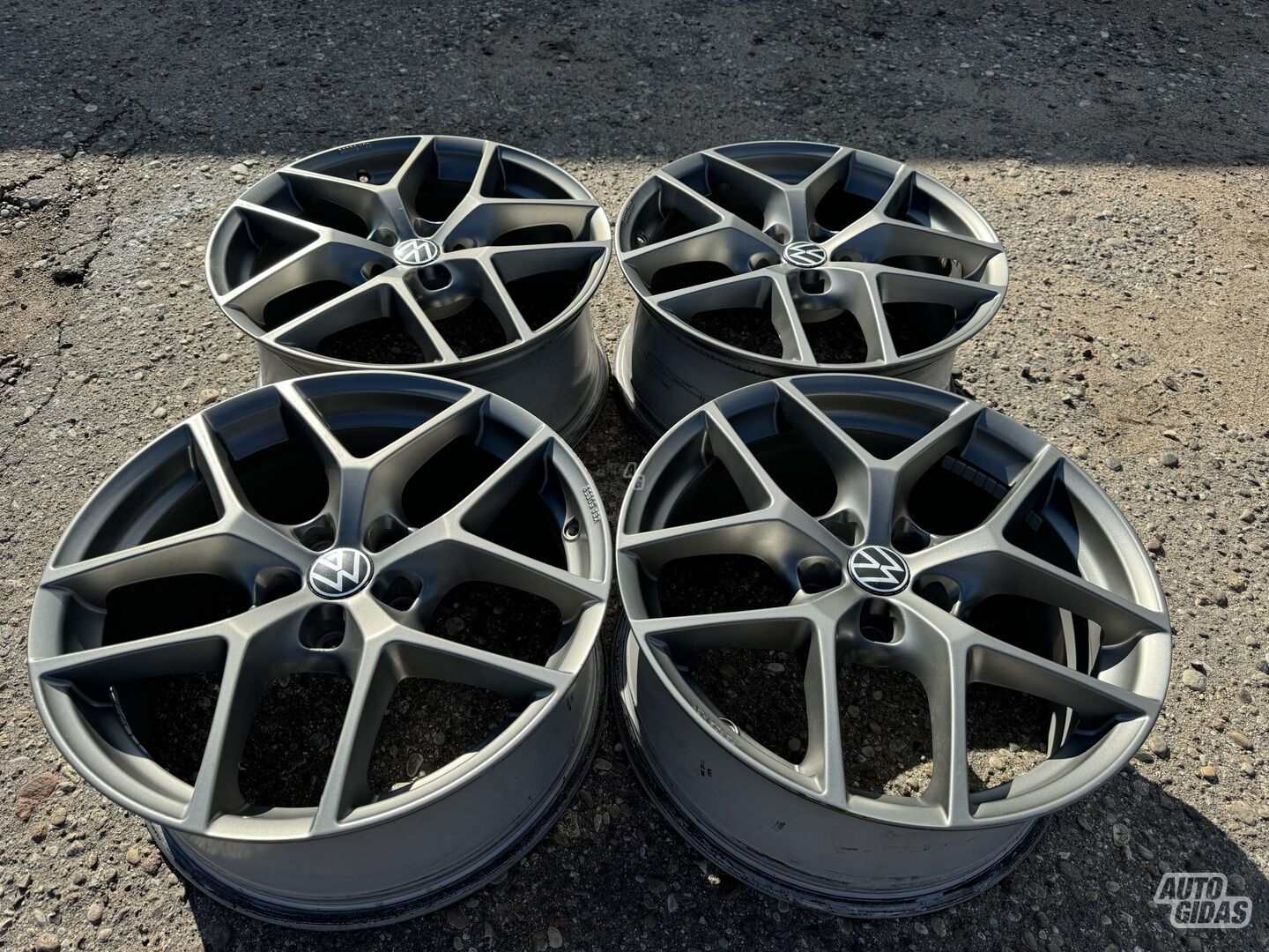 Volkswagen Siunciam, 8J ET37 light alloy R18 rims