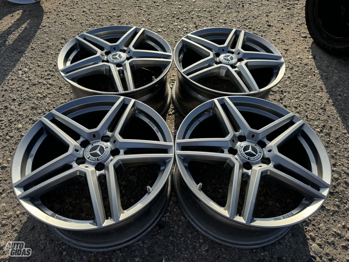 Mercedes-Benz Siunciam, 8J ET48 light alloy R18 rims