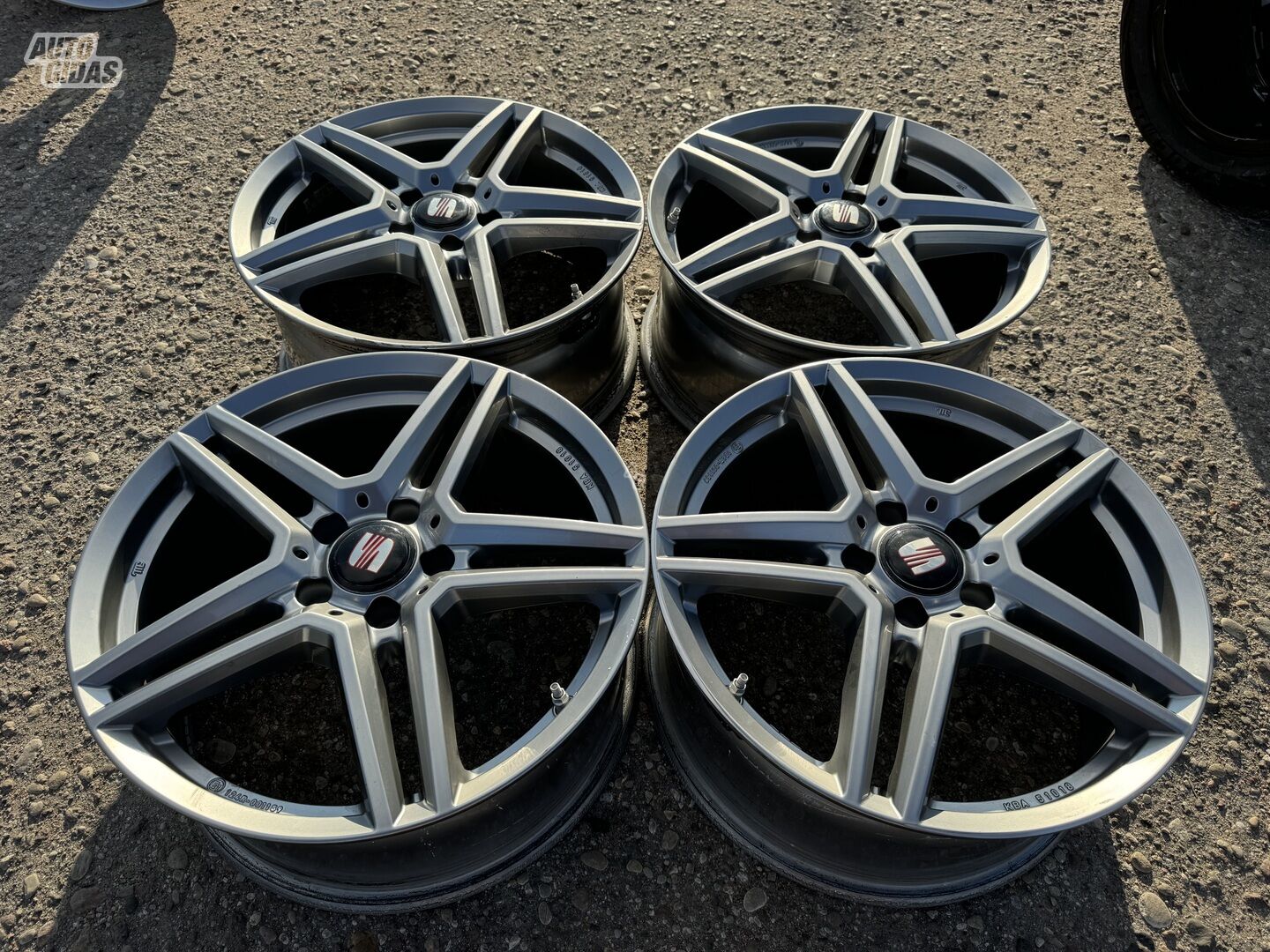 Seat Siunciam, 8J ET48 light alloy R18 rims