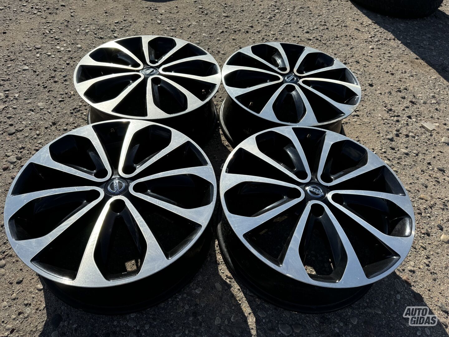 Nissan Siunciam, 6,5J ET40 light alloy R18 rims