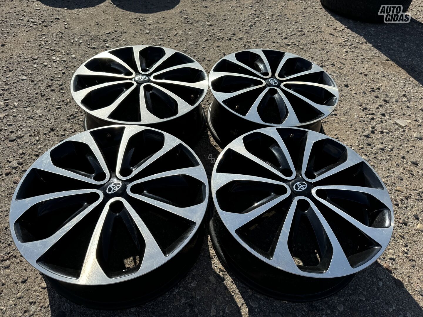 Toyota Siunciam, 6,5J ET40 light alloy R18 rims