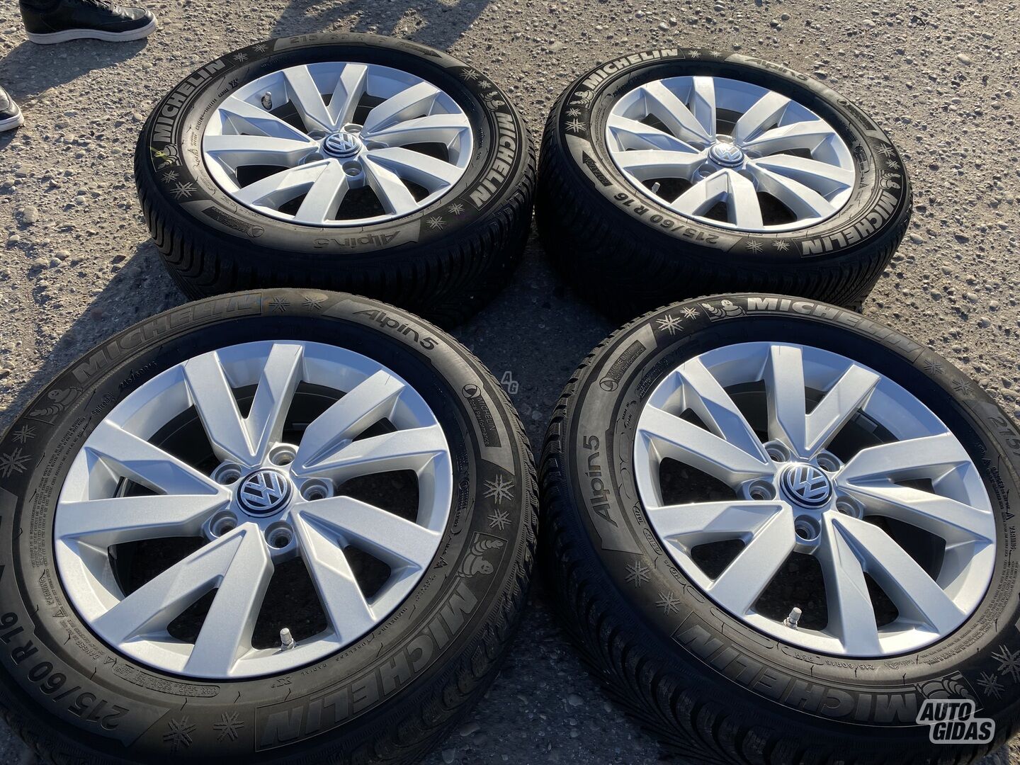 Volkswagen Siunciam, 6,5J ET41 light alloy R16 rims