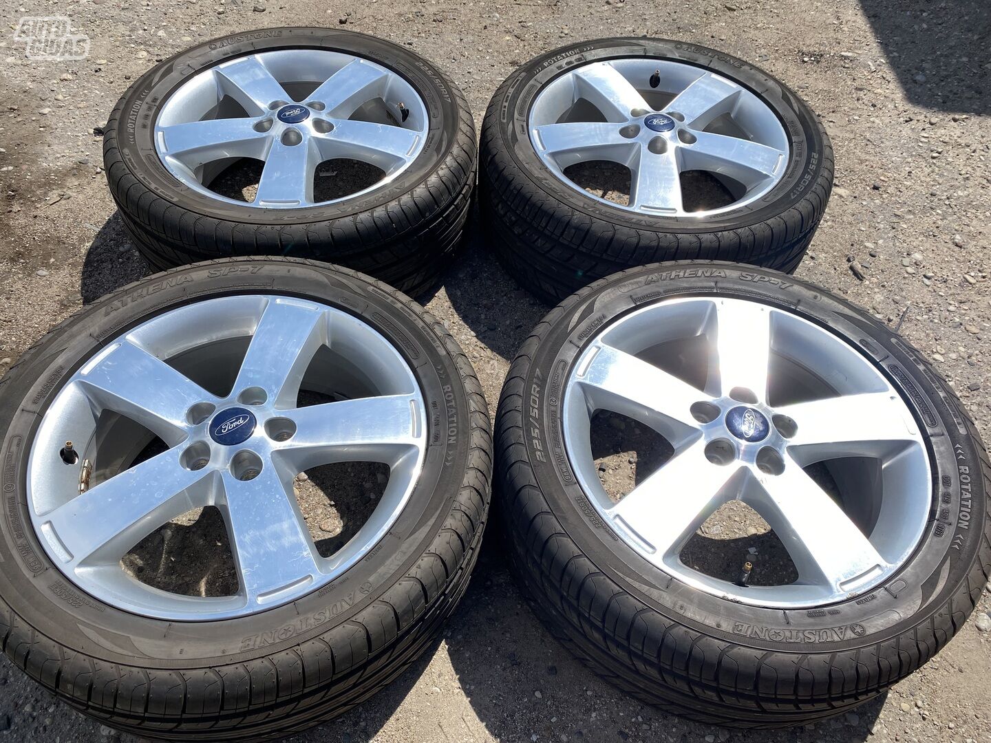 Ford Siunciam, 7J ET55 light alloy R17 rims