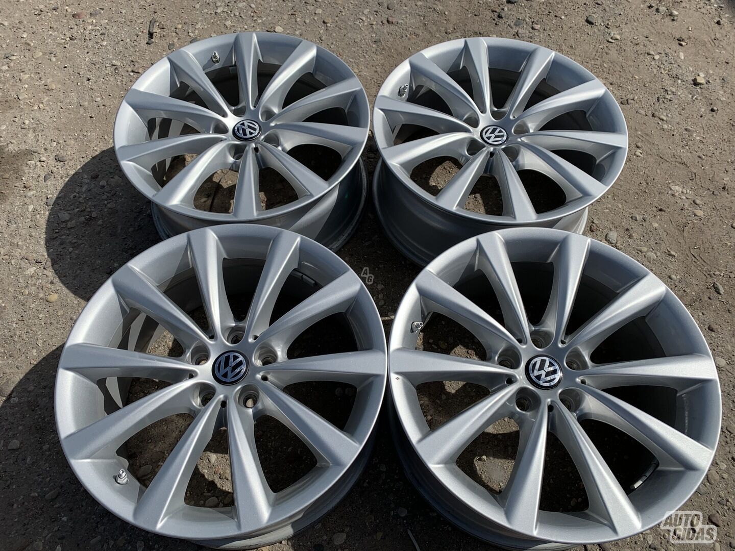 Volkswagen Siunciam, 8J ET30 light alloy R18 rims