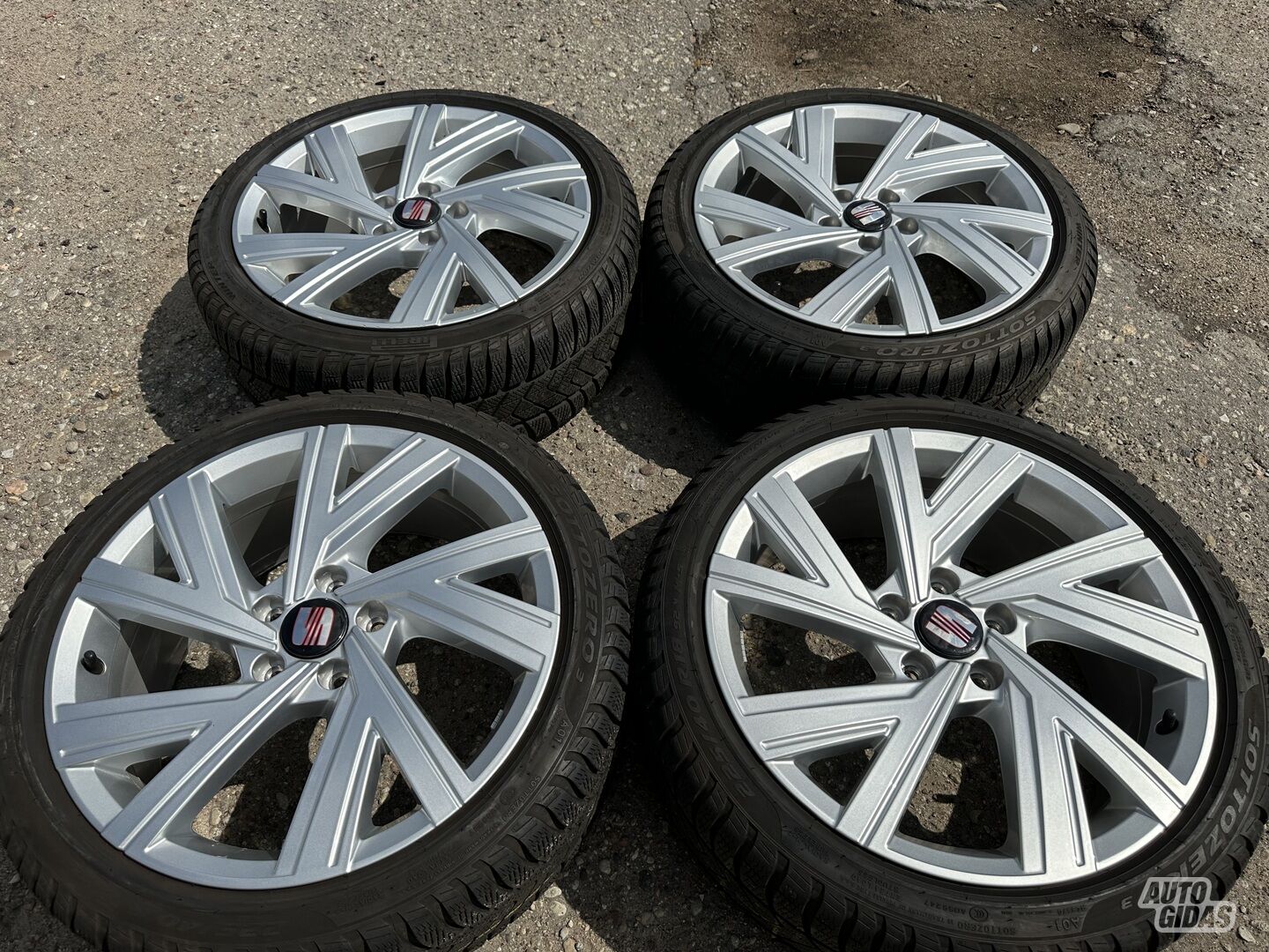 Seat Siunciam, 7,5J ET51 light alloy R18 rims