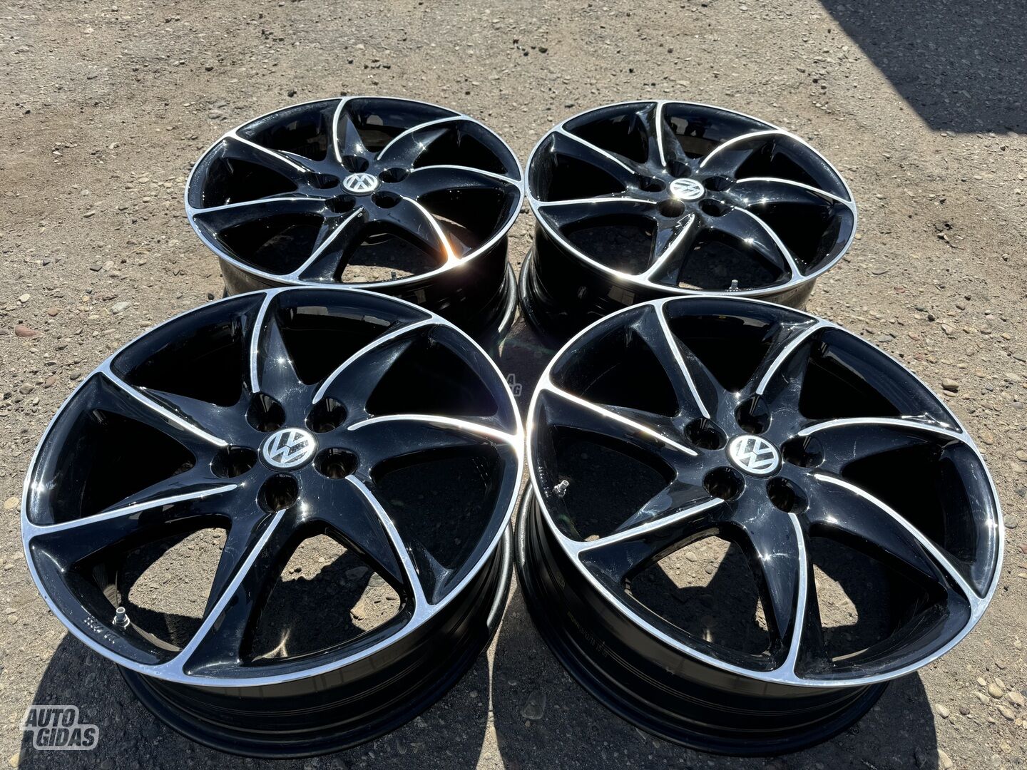 Volkswagen Siunciam, 8,5J ET30 light alloy R20 rims