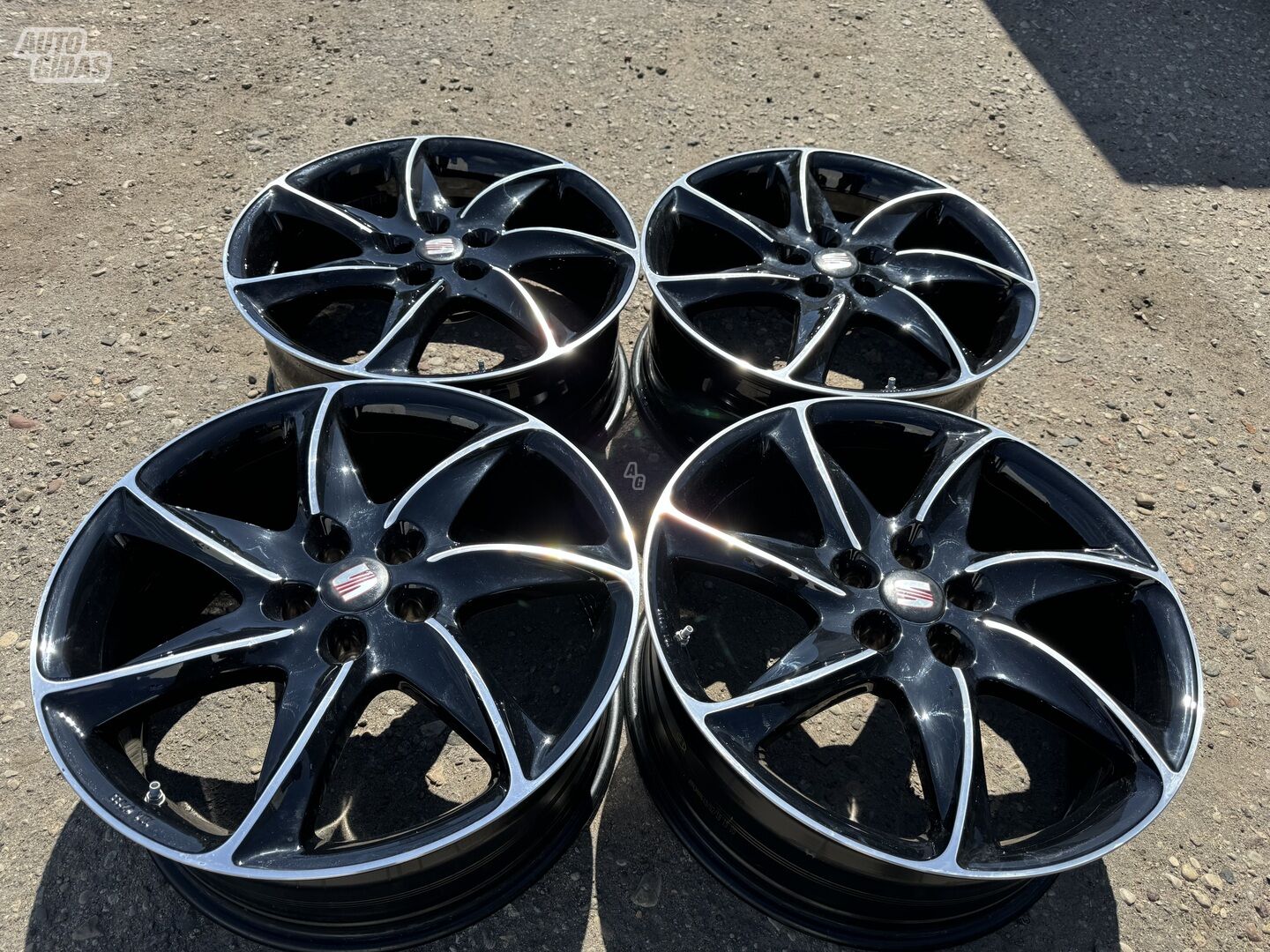 Seat Siunciam, 8,5J ET30 light alloy R20 rims