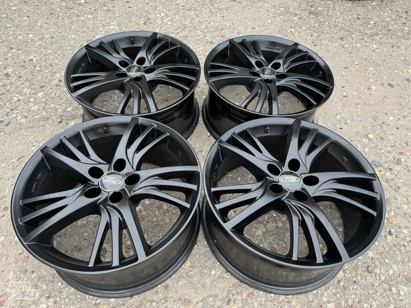 Ford Siunciam, 8J ET43 light alloy R18 rims