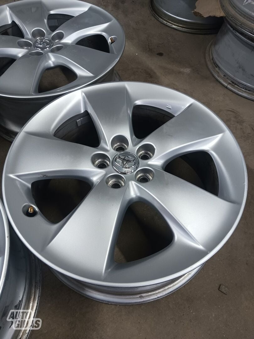 Toyota Prius light alloy R17 rims