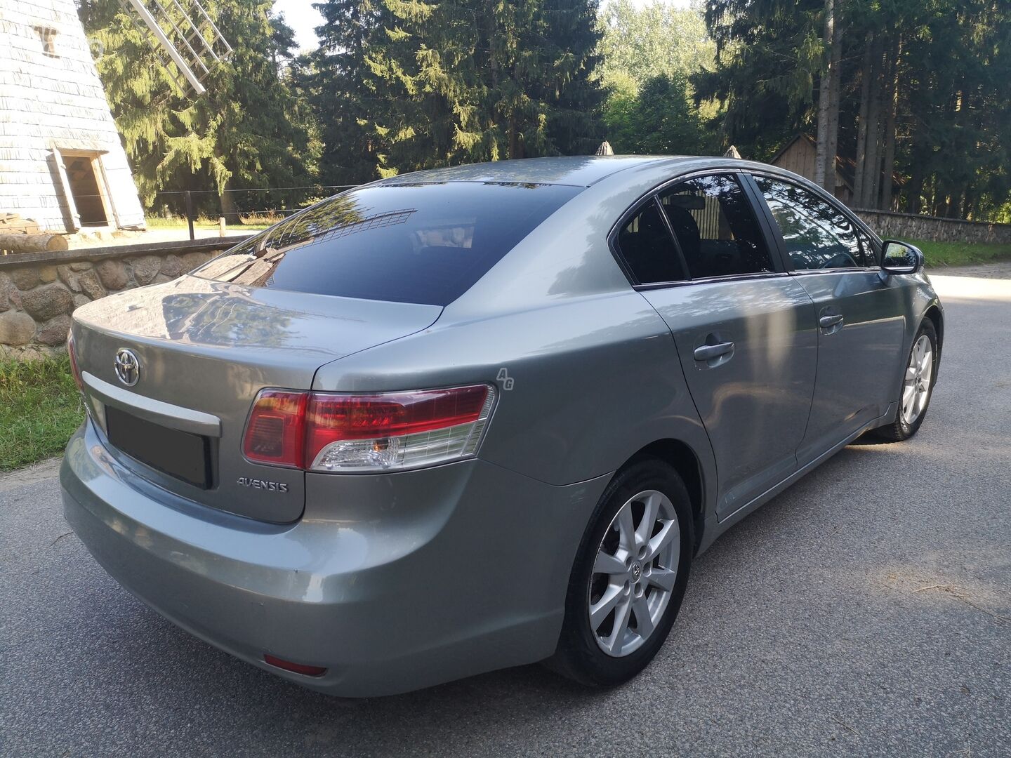 Toyota Avensis 2010 y Sedan