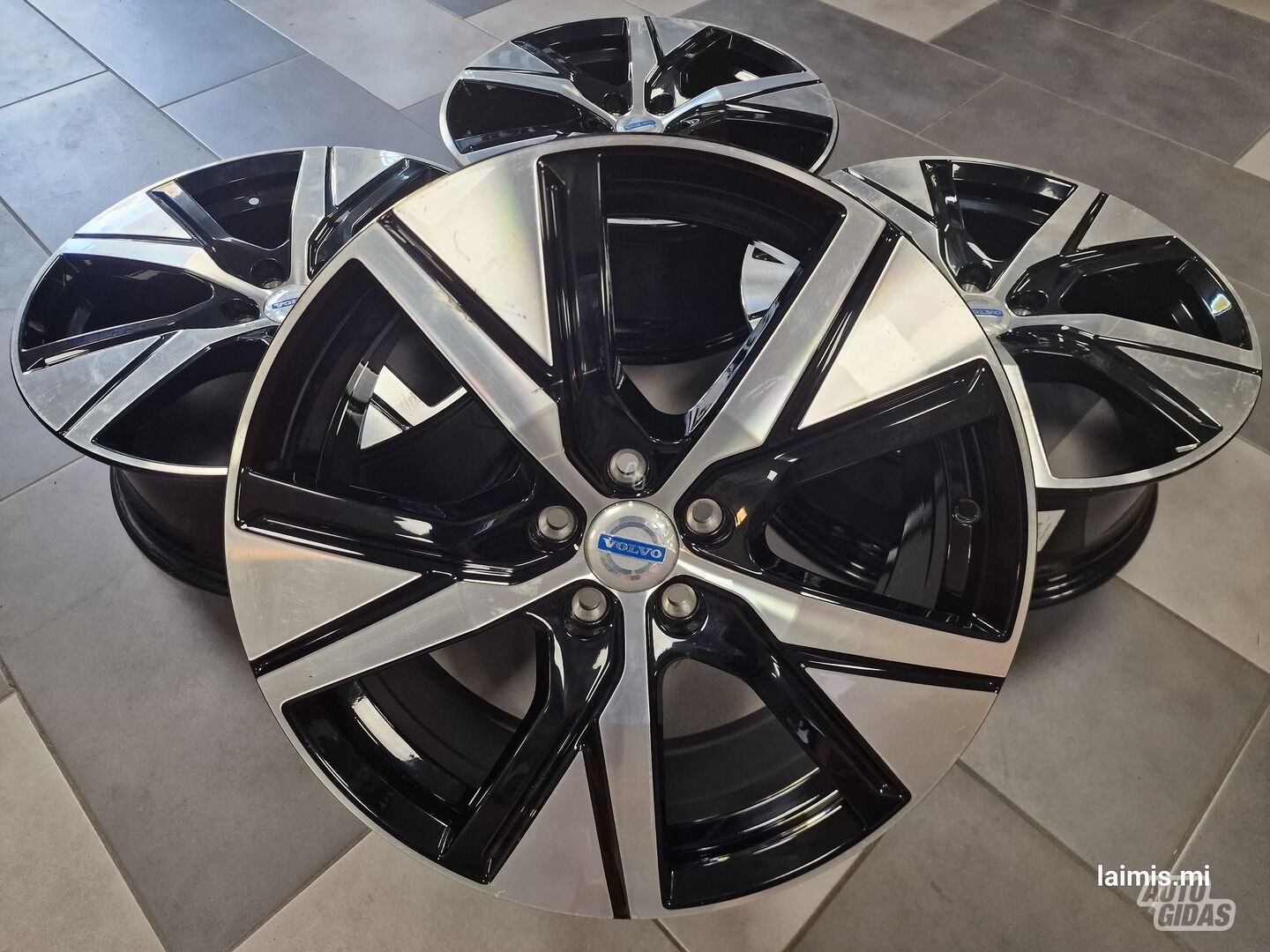 R585 light alloy R19 rims