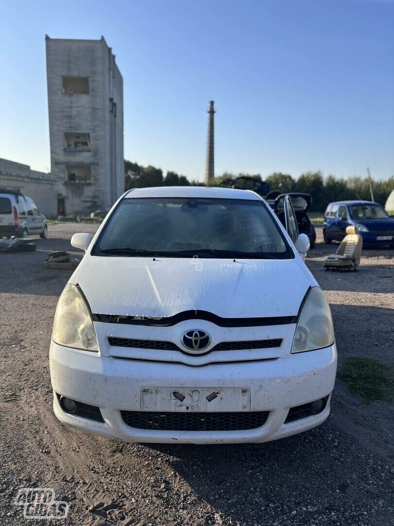 Toyota Corolla Verso 2006 y parts