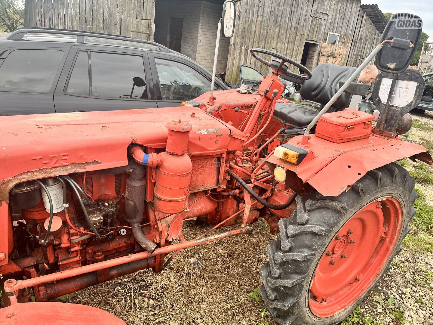 T25 1975 y Tractor