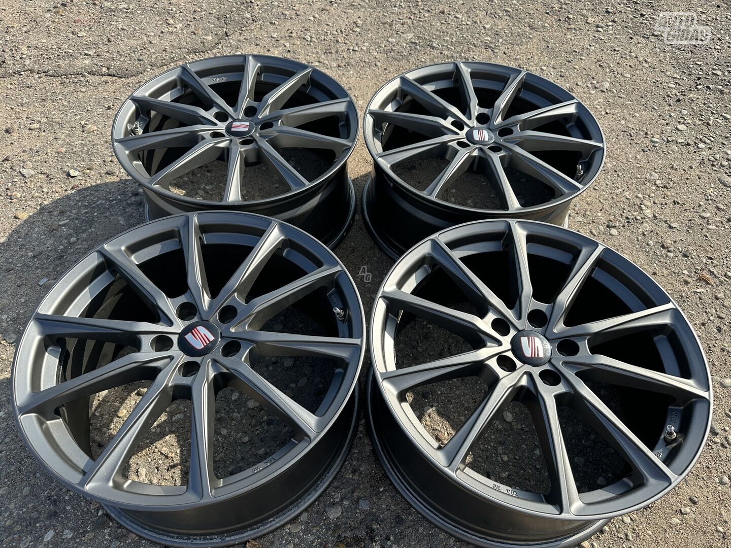 Seat Siunciam, 8,5J ET48 light alloy R19 rims