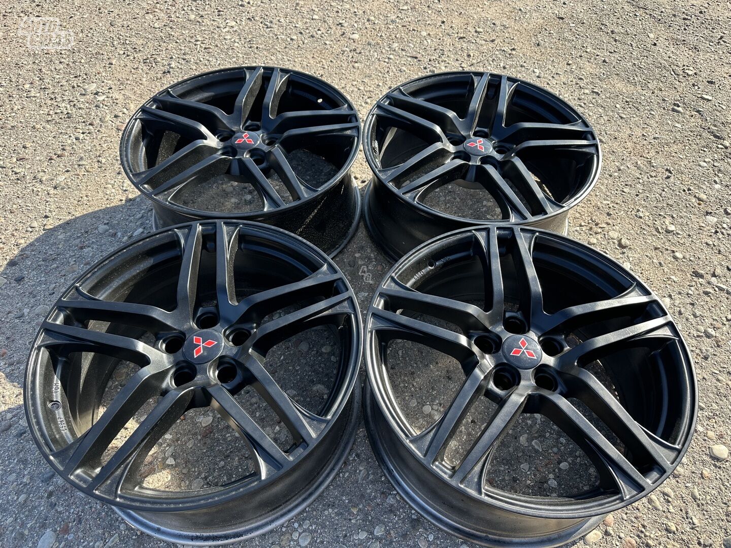 Mitsubishi Siunciam, 8J ET30 light alloy R19 rims