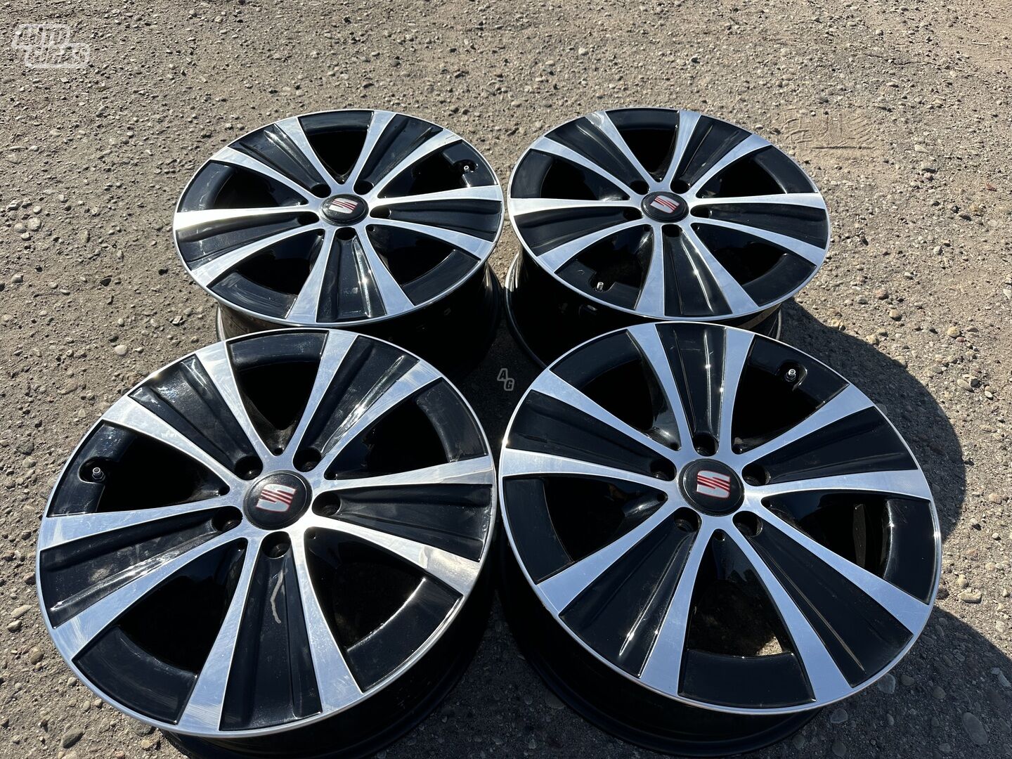 Seat Siunciam, 8J ET43 light alloy R18 rims