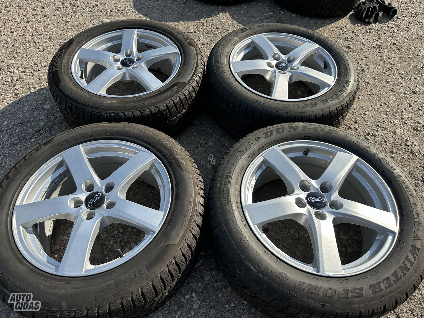 Ford Siunciam, 7,5J ET52 light alloy R17 rims