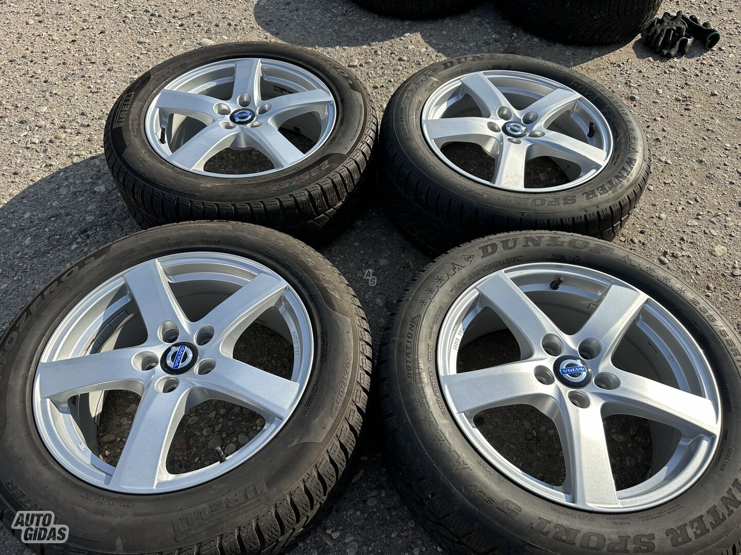 Volvo Siunciam, 7,5J ET52 light alloy R17 rims