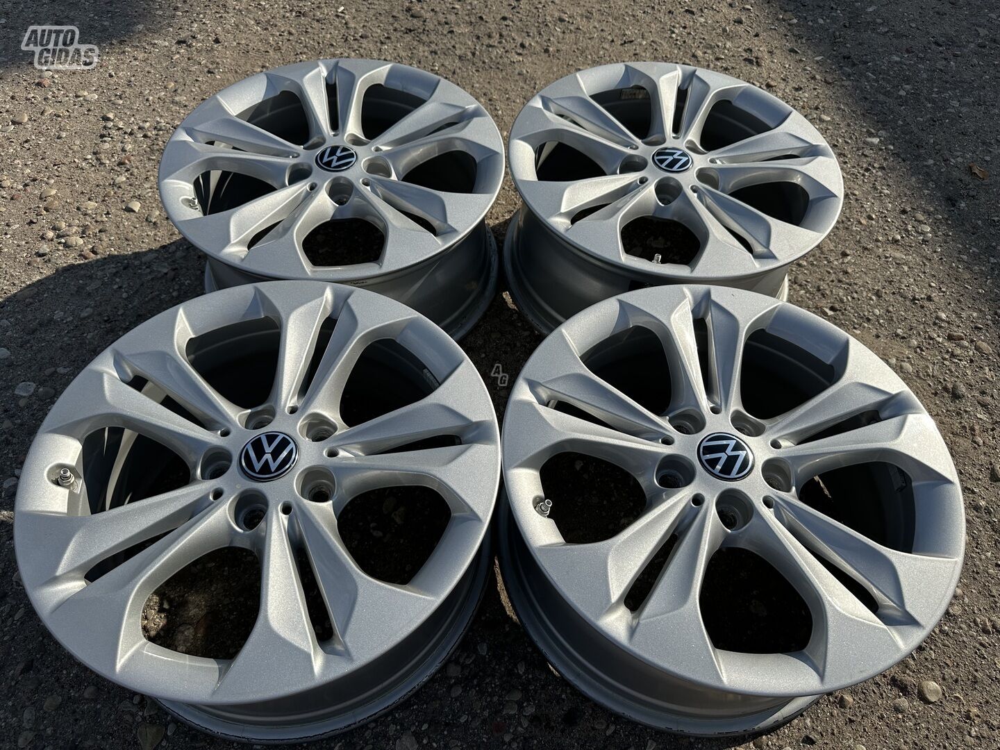 Volkswagen Siunciam, 7,5J ET52 light alloy R17 rims