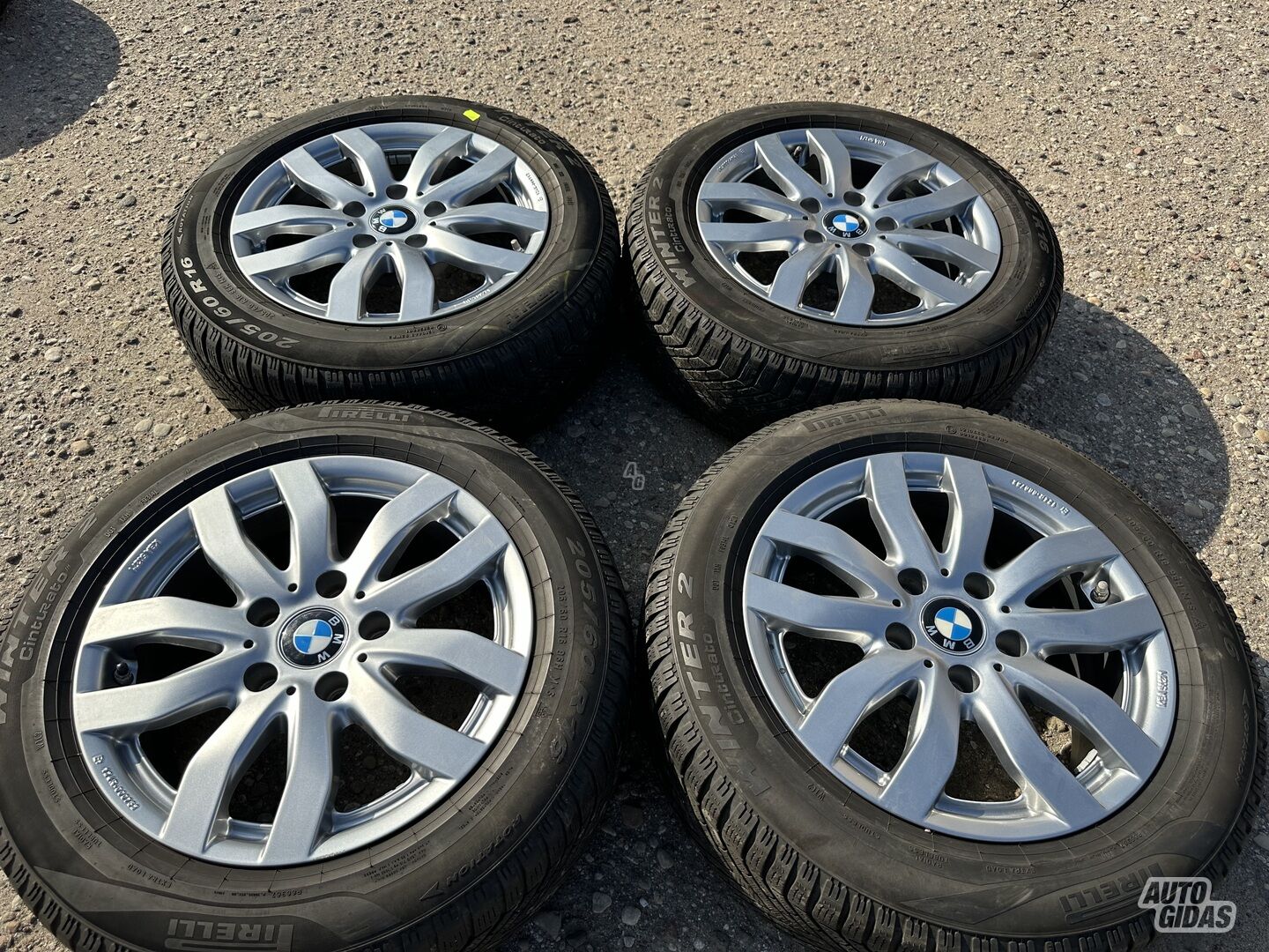 BMW Siunciam, 7J ET31 light alloy R16 rims