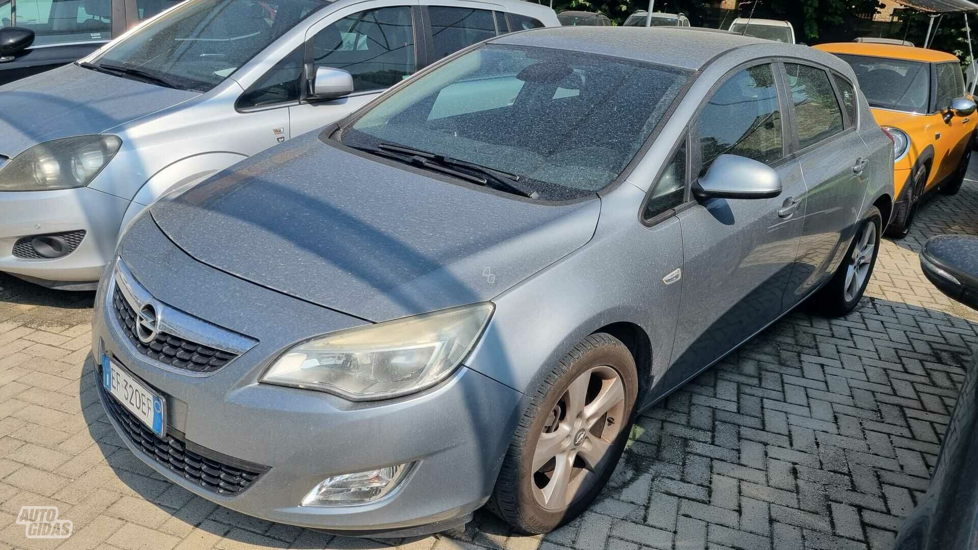 Opel Astra 2011 y Hatchback