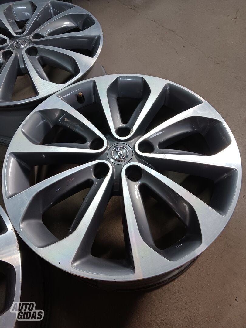 Nissan light alloy R18 rims