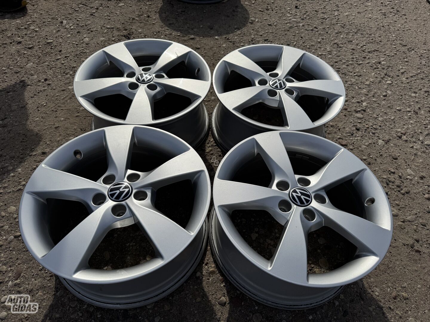 Volkswagen Siunciam, 7J ET46 light alloy R16 rims