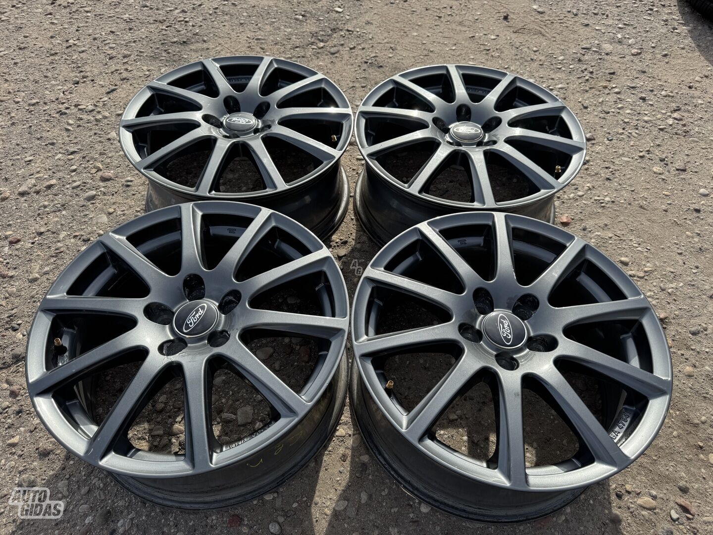 Ford Siunciam, 7J ET47 light alloy R17 rims