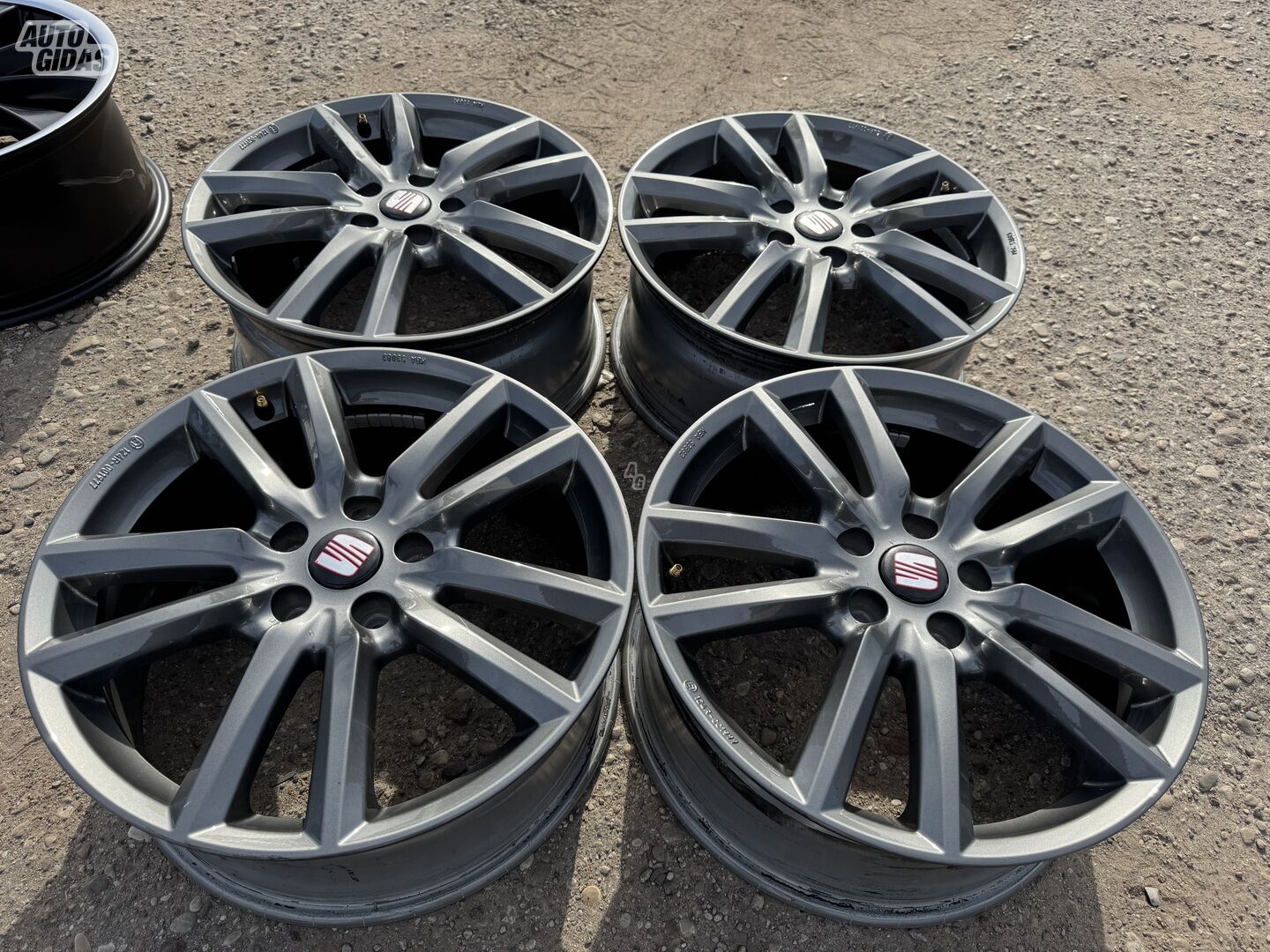 Seat Siunciam, 7.5J ET48 light alloy R18 rims