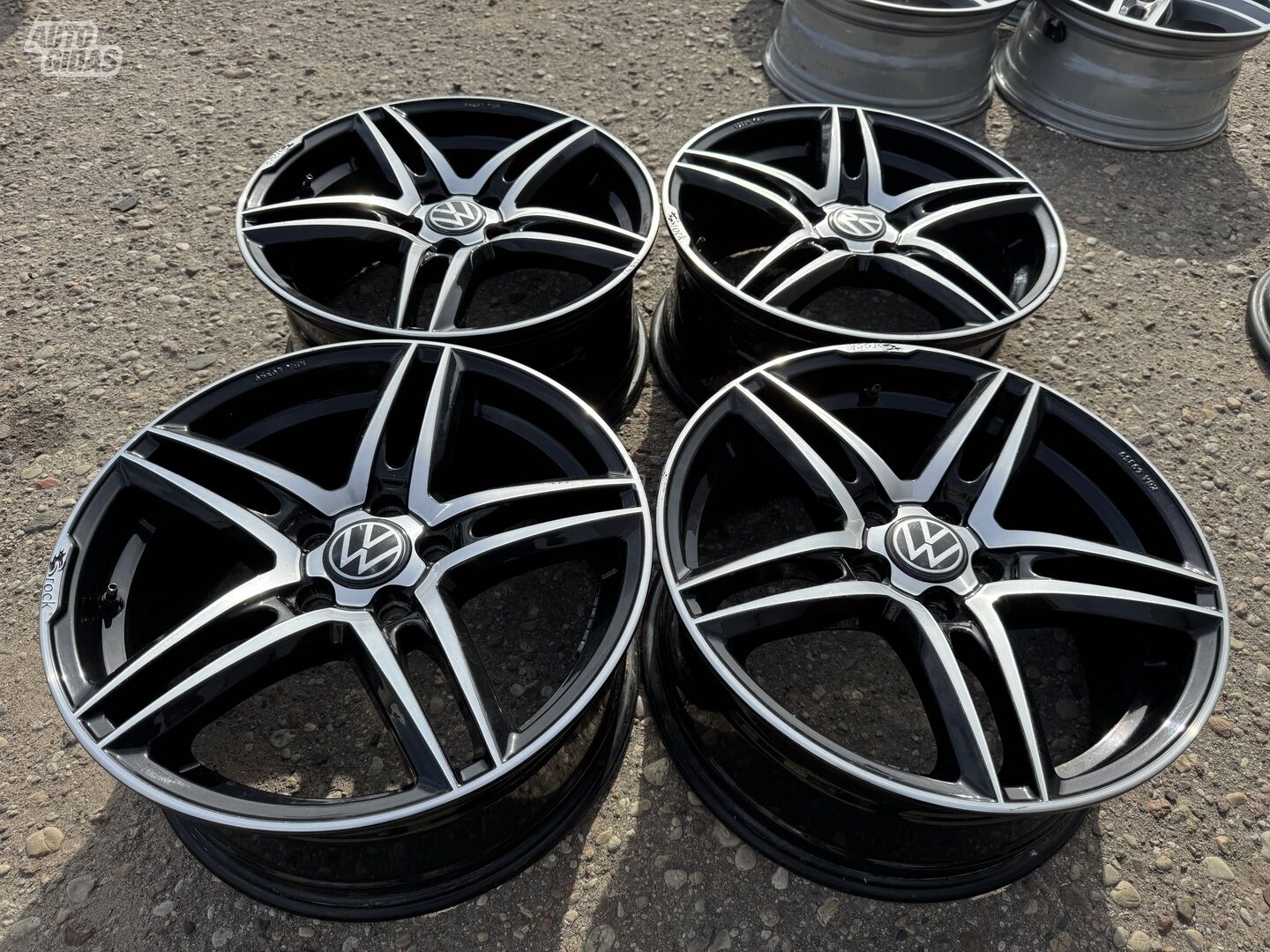 Volkswagen SIunciam, 8J ET45 light alloy R18 rims