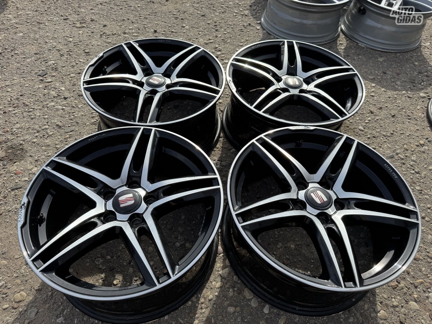 Seat Siunciam, 8J ET45 light alloy R18 rims