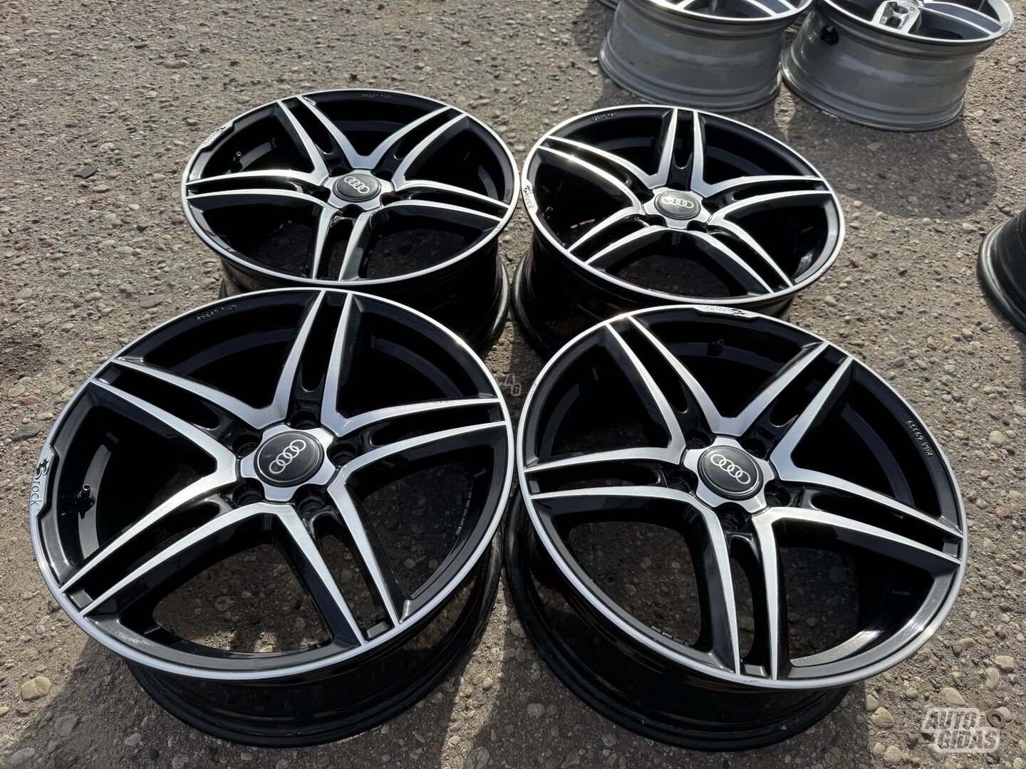 Audi Siunciam, 8J ET45 light alloy R18 rims