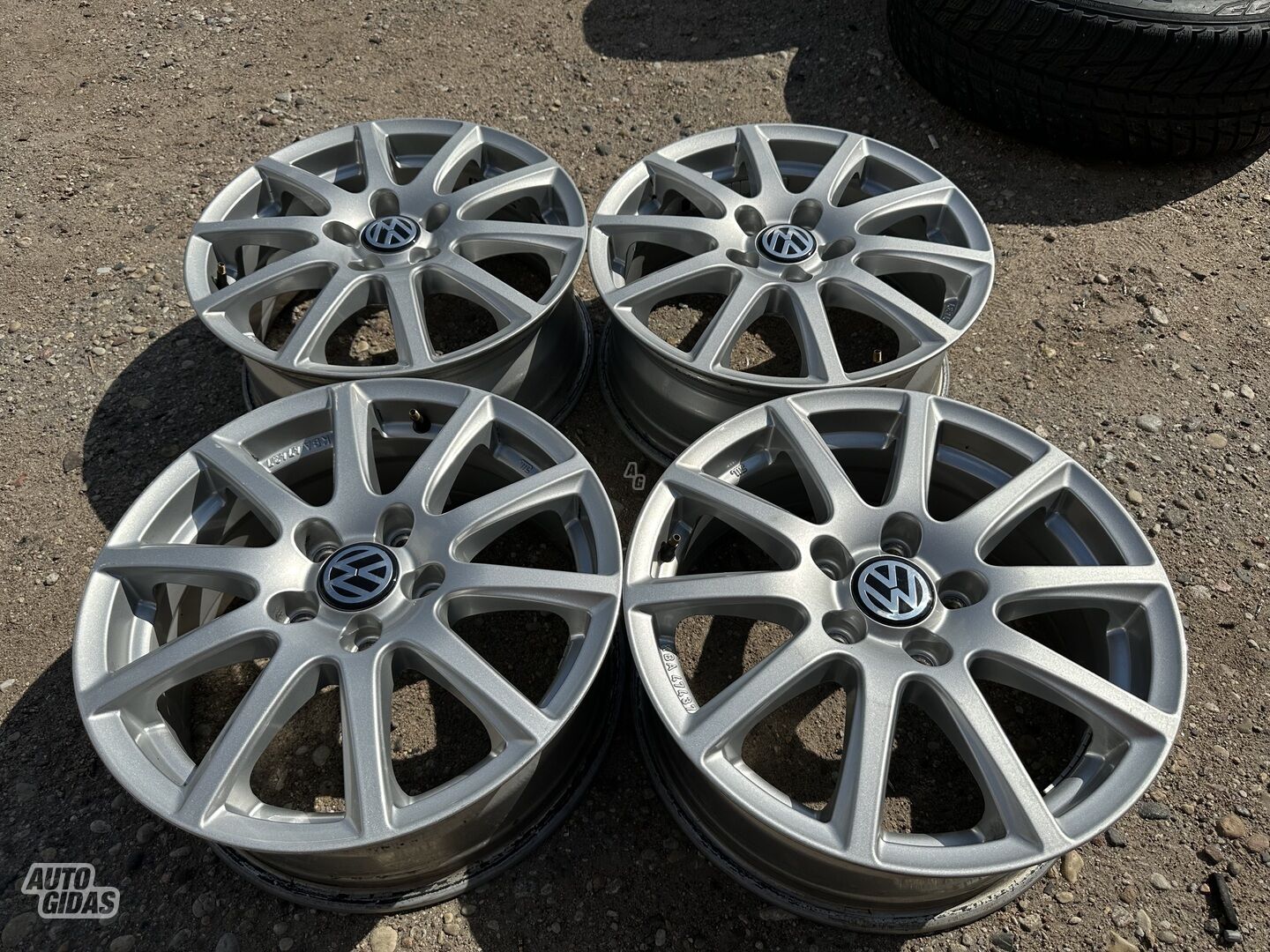 Volkswagen Siunciam, 6,5J ET45 light alloy R16 rims