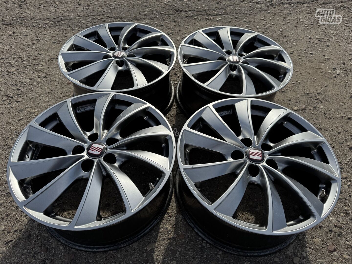 Seat Siunciam, 8J ET35 light alloy R18 rims