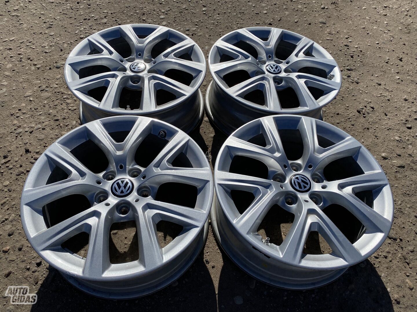 Volkswagen Siunciam, 6,5J ET39 light alloy R17 rims