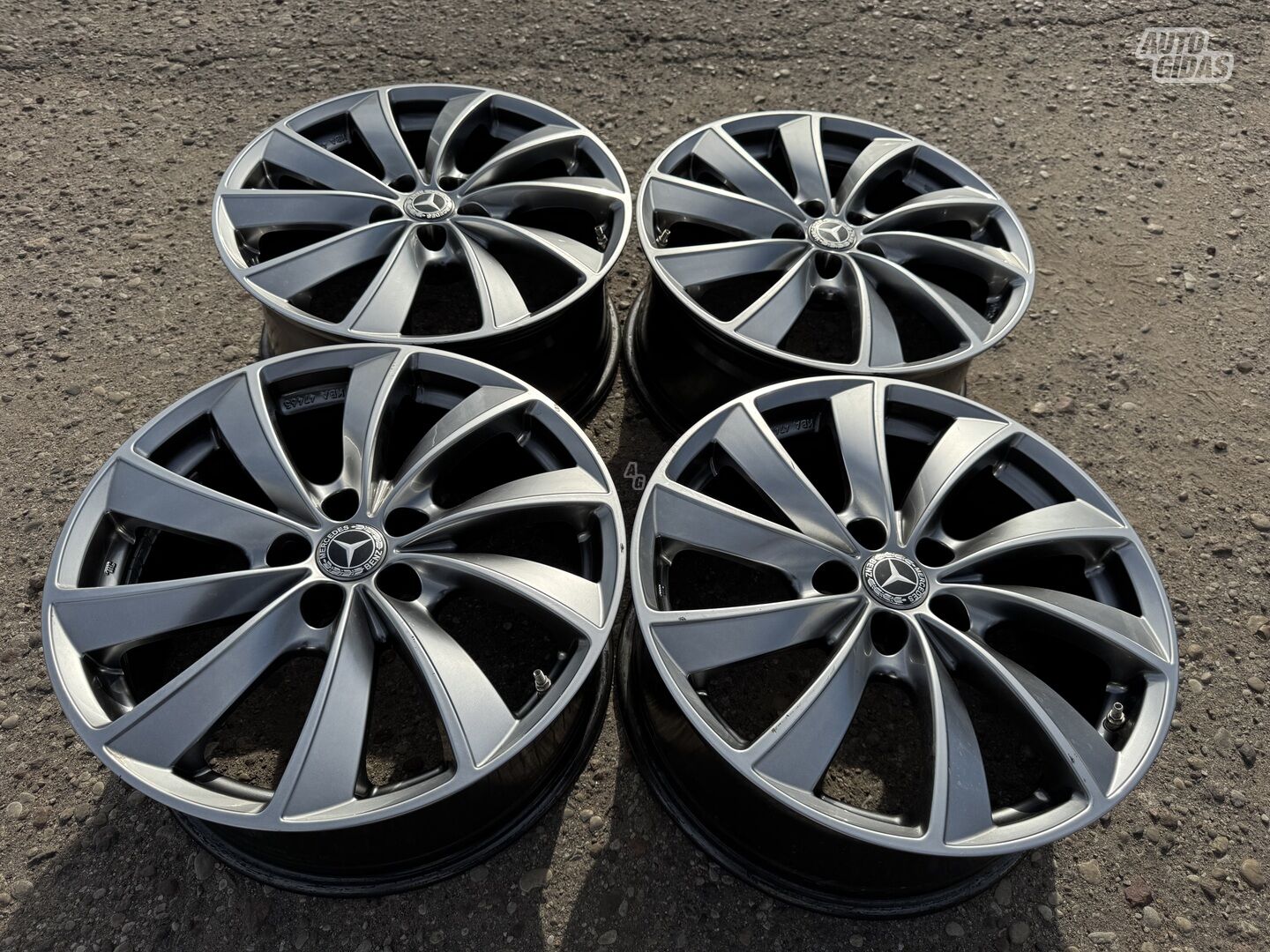 Mercedes-Benz Siunciam, 8J ET35 light alloy R18 rims