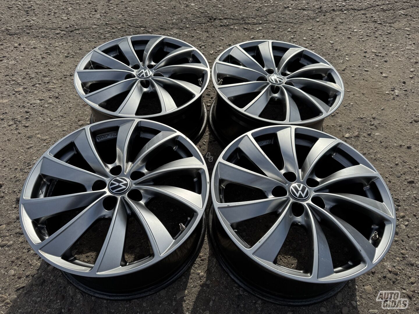 Volkswagen Siunciam, 8J ET35 light alloy R18 rims