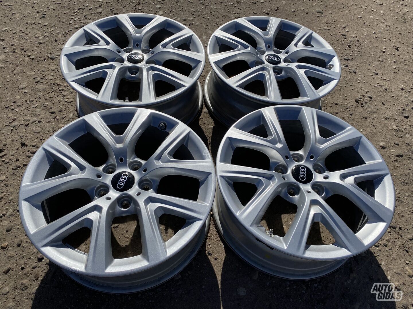 Audi Siunciam, 6,5J ET39 light alloy R17 rims