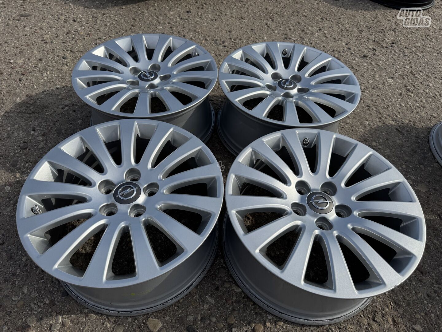 Opel SIunciam, 8J ET42 Insignia light alloy R18 rims