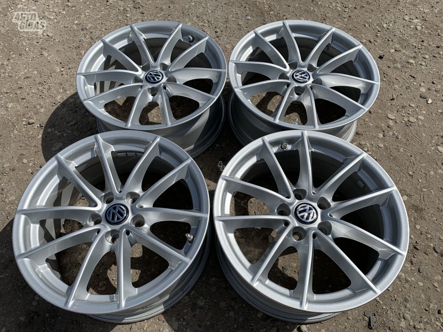 Volkswagen Siunciam, 7,5J ET27 light alloy R17 rims