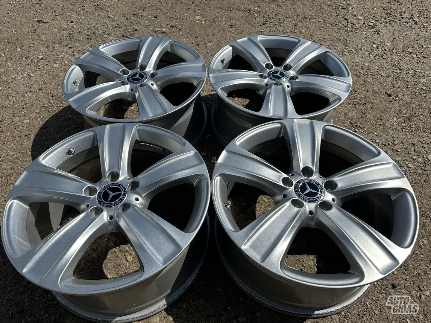 Mercedes-Benz Siunciam, 8J ET38 light alloy R18 rims