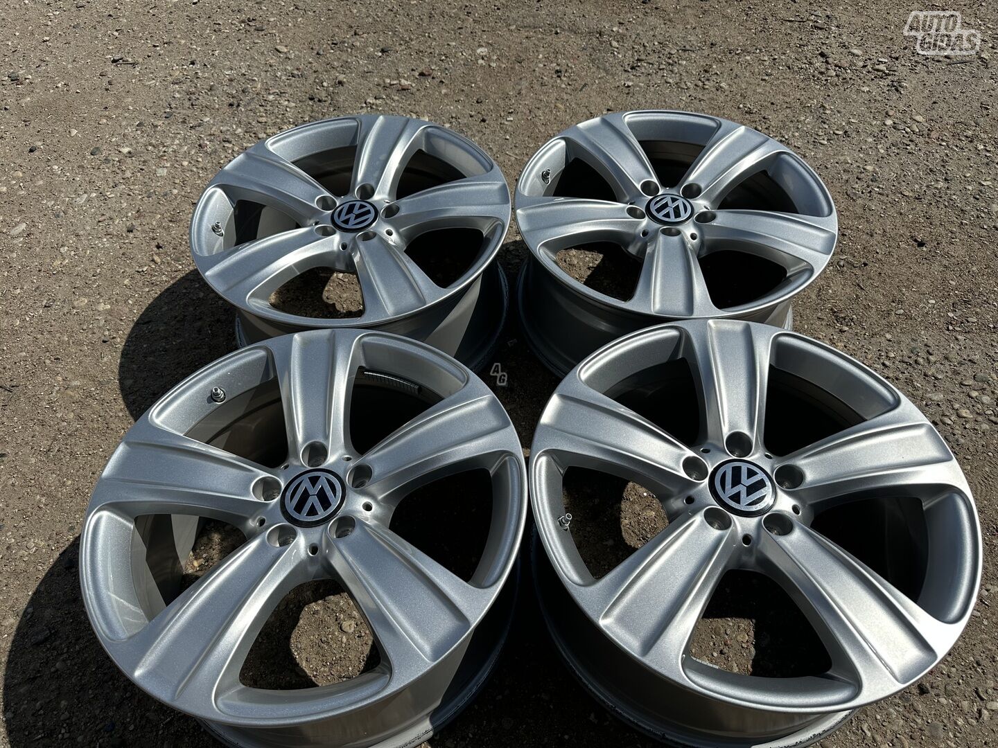 Volkswagen Siunciam, 8J ET38 light alloy R18 rims