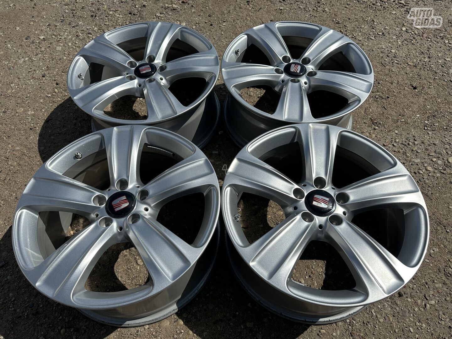 Seat Siunciam, 8J ET38 light alloy R18 rims