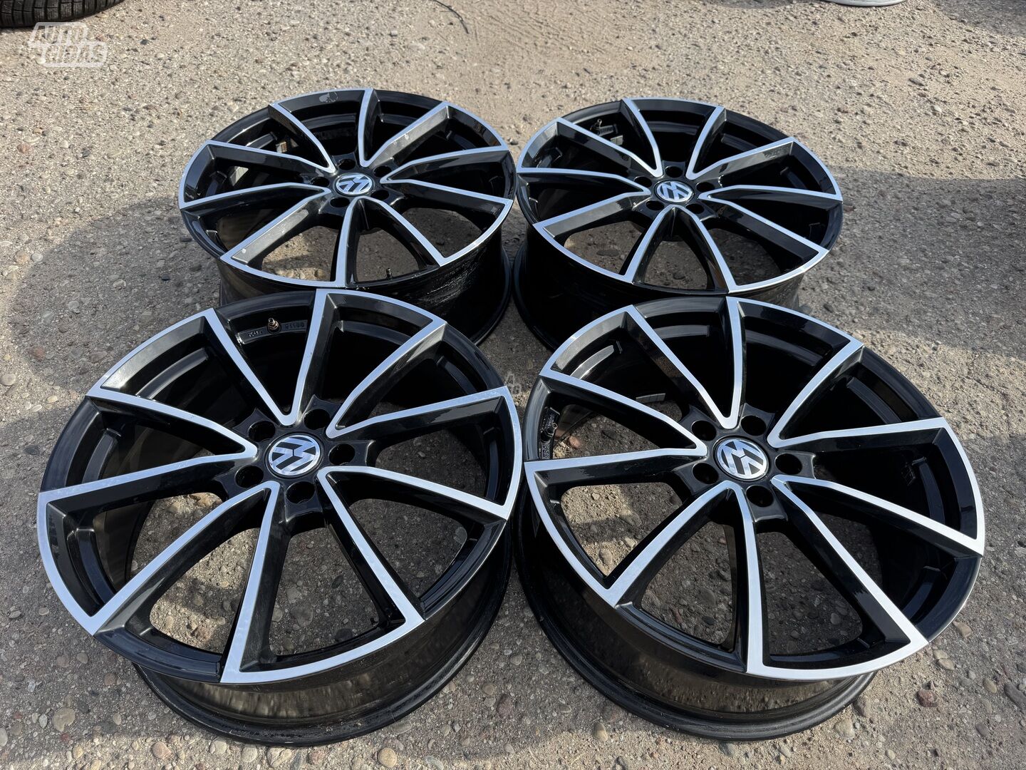 Volkswagen Siunciam, 8J ET45 light alloy R20 rims